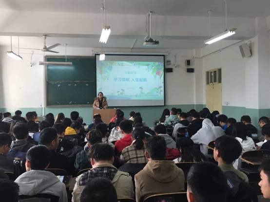 学院辅导员召开“学习领航，人生领航”主题班会2.JPG