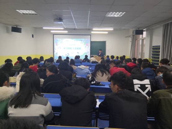 学院辅导员召开“学习领航，人生领航”主题班会4.jpg